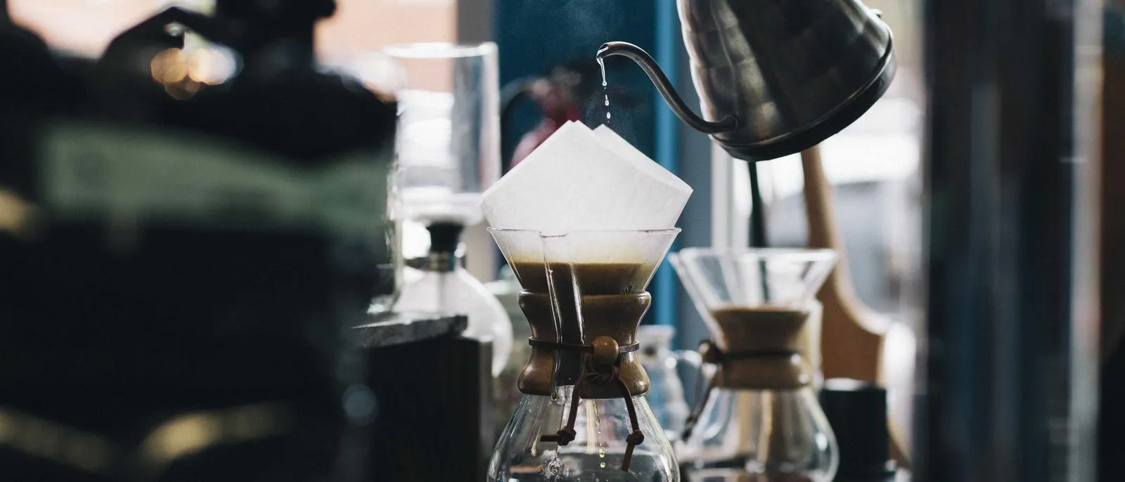 Kaffeezubereitung in einem Café, Nahaufnahme